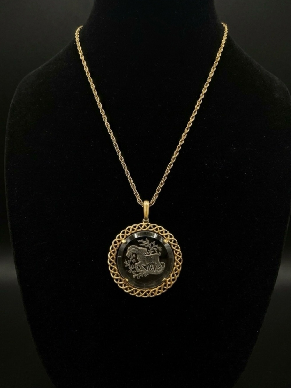 #263 Vintage Crown Trifari Aries Zodiac Intaglio Glass Pendant Necklace